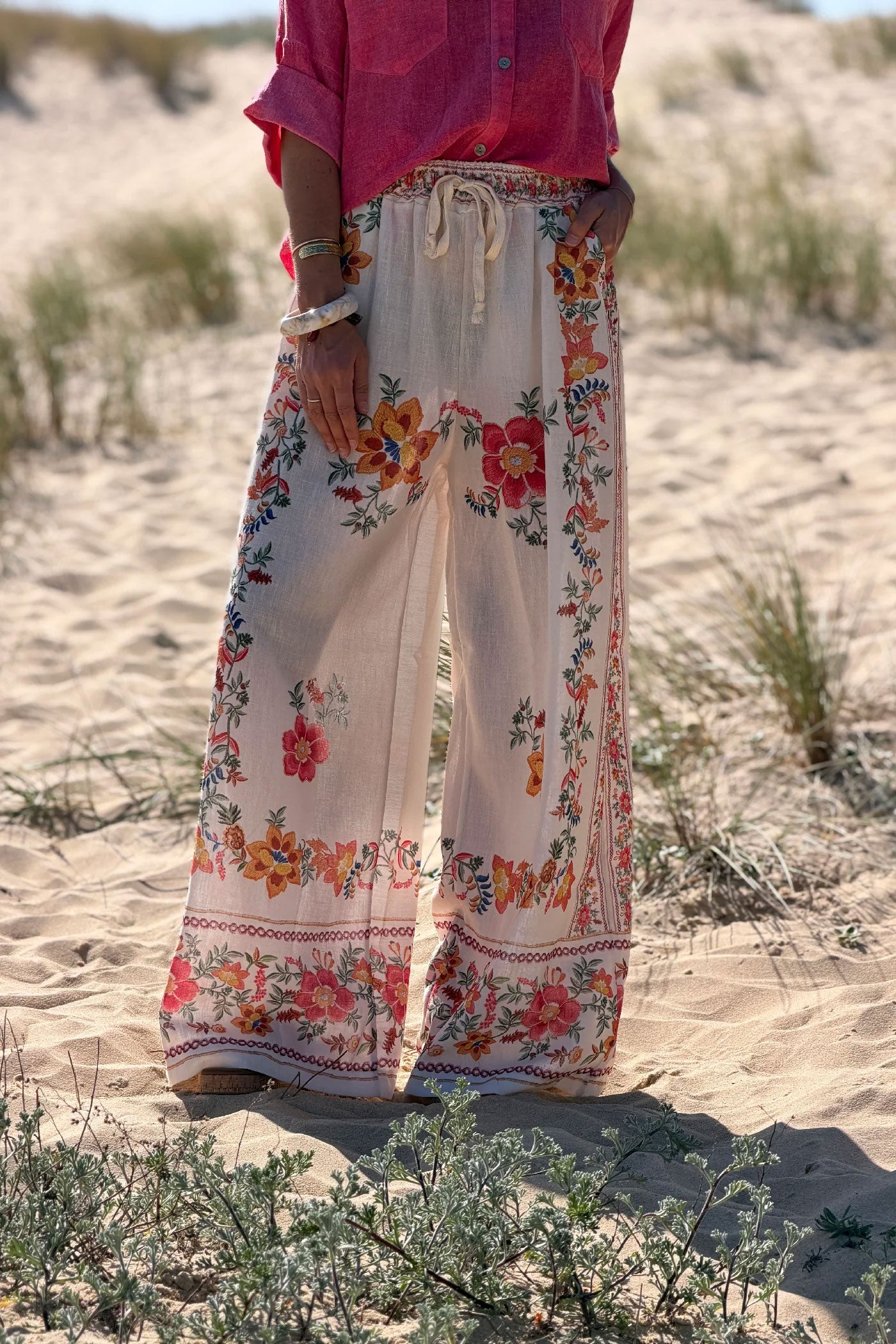 Pantalon large beige motifs fleurs effet broderie taille élastique