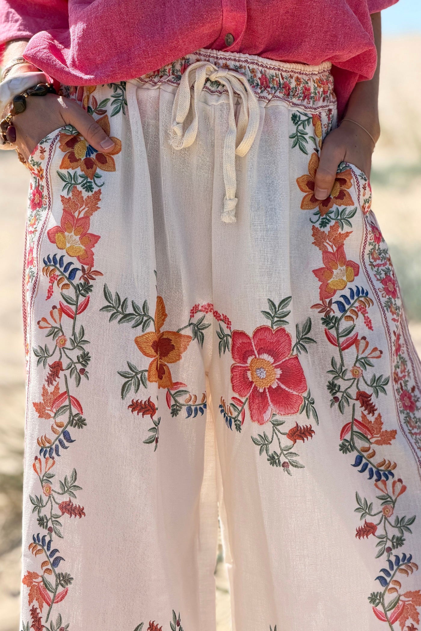 Pantalon large beige motifs fleurs effet broderie taille élastique