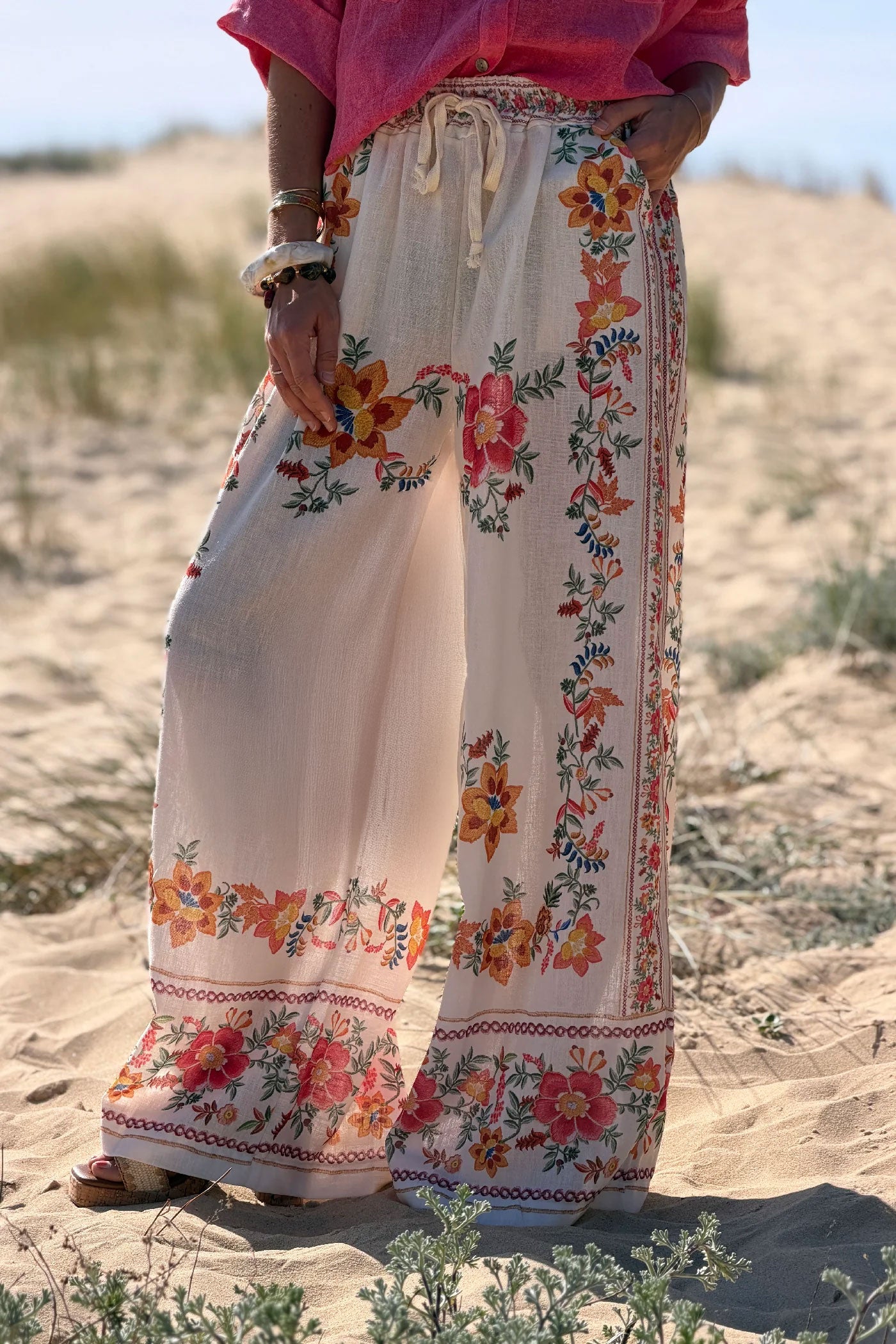 Pantalon large beige motifs fleurs effet broderie taille élastique