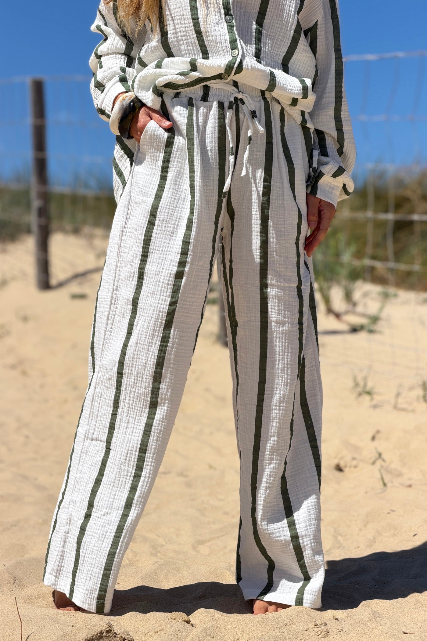 Pantalon large blanc en gaze de coton rayures kaki ceinture élastique