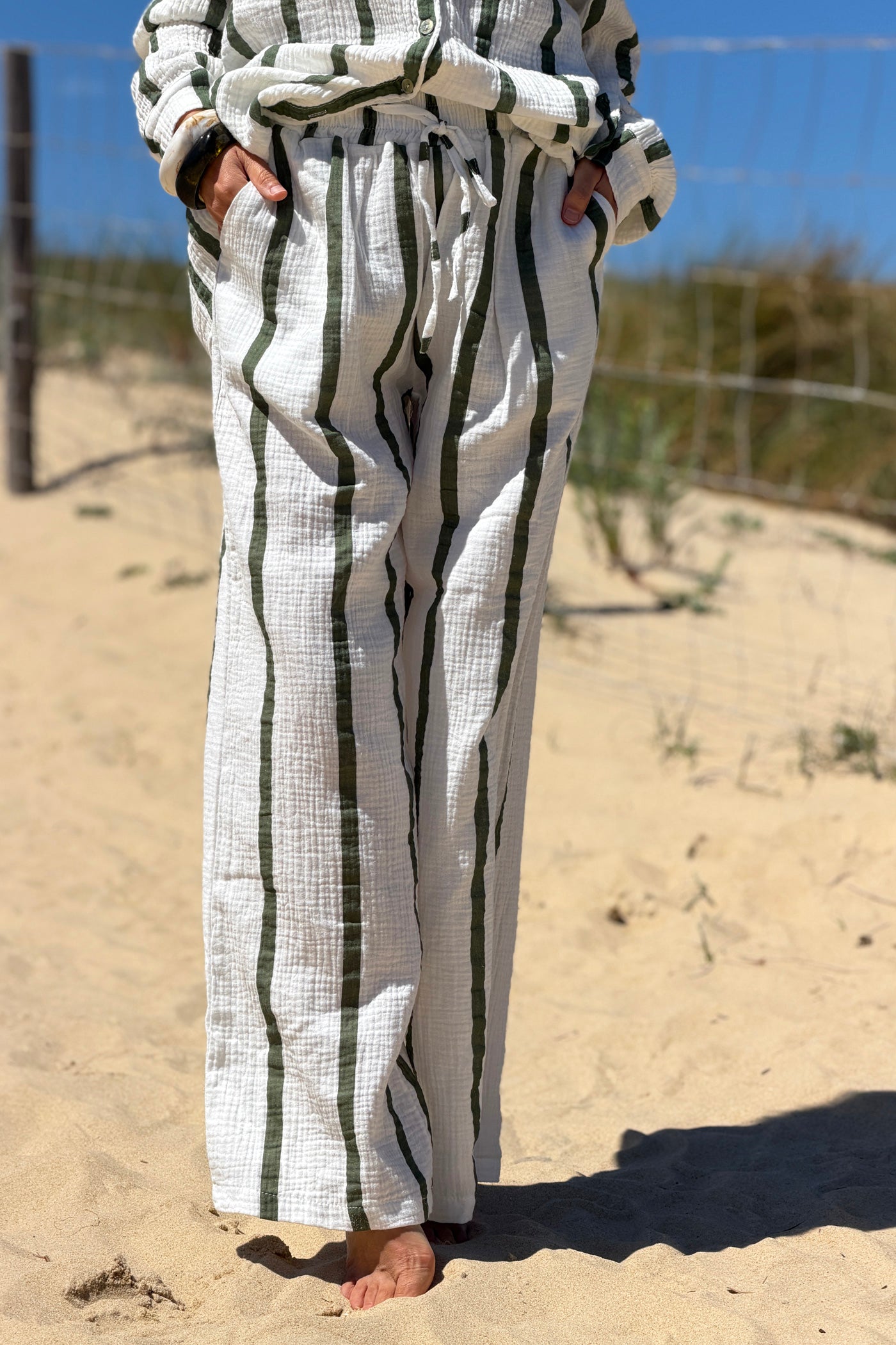 Pantalon large blanc en gaze de coton rayures kaki ceinture élastique