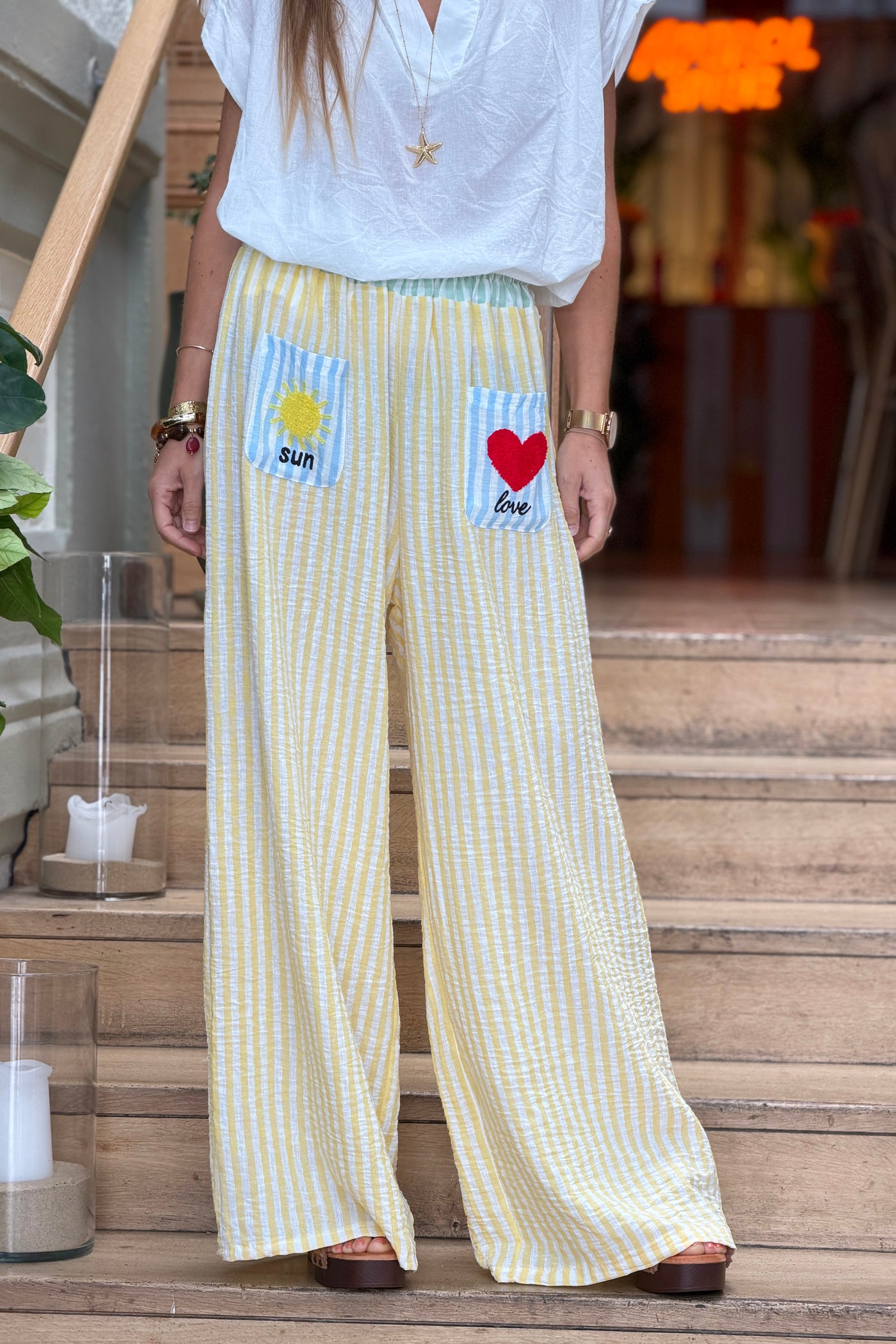 Pantalon large et fluide à rayures jaunes poches broderie soleil et cœur