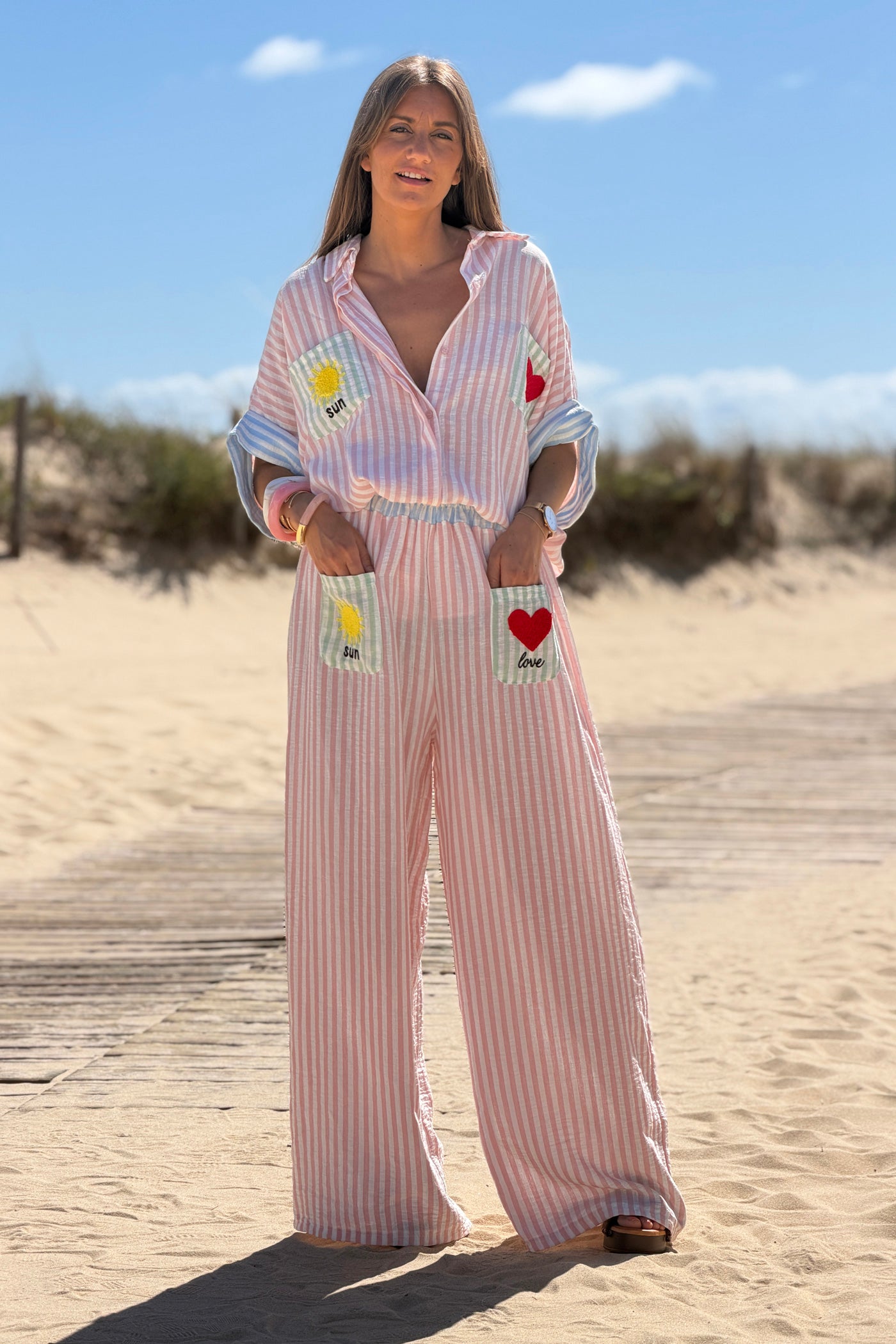 Pantalon large et fluide à rayures rose poches broderie soleil et cœur