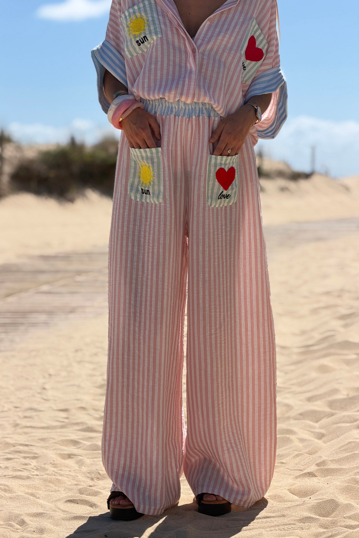 Pantalon large et fluide à rayures rose poches broderie soleil et cœur