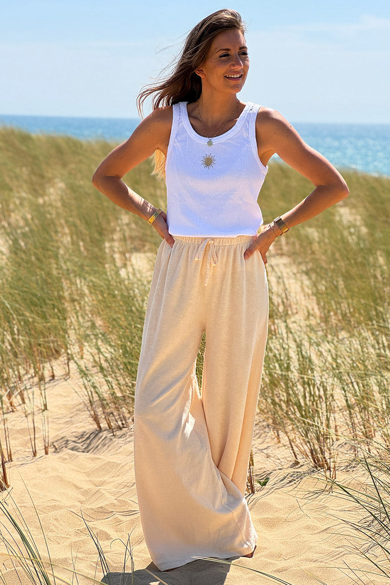 Pantalón ancho de rizo en color crudo y cómodo con cinturilla elástica.