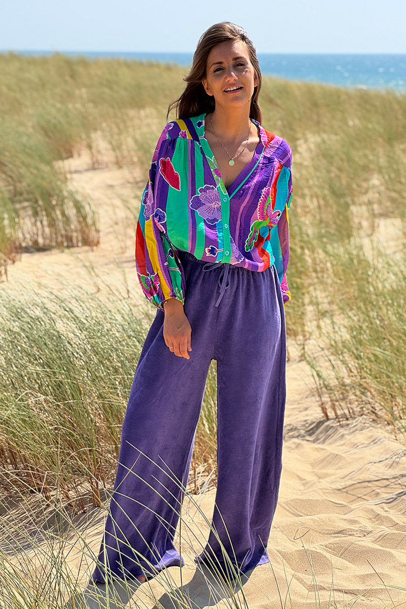 Pantalones anchos de felpa morados, cómodos y con cinturilla elástica.