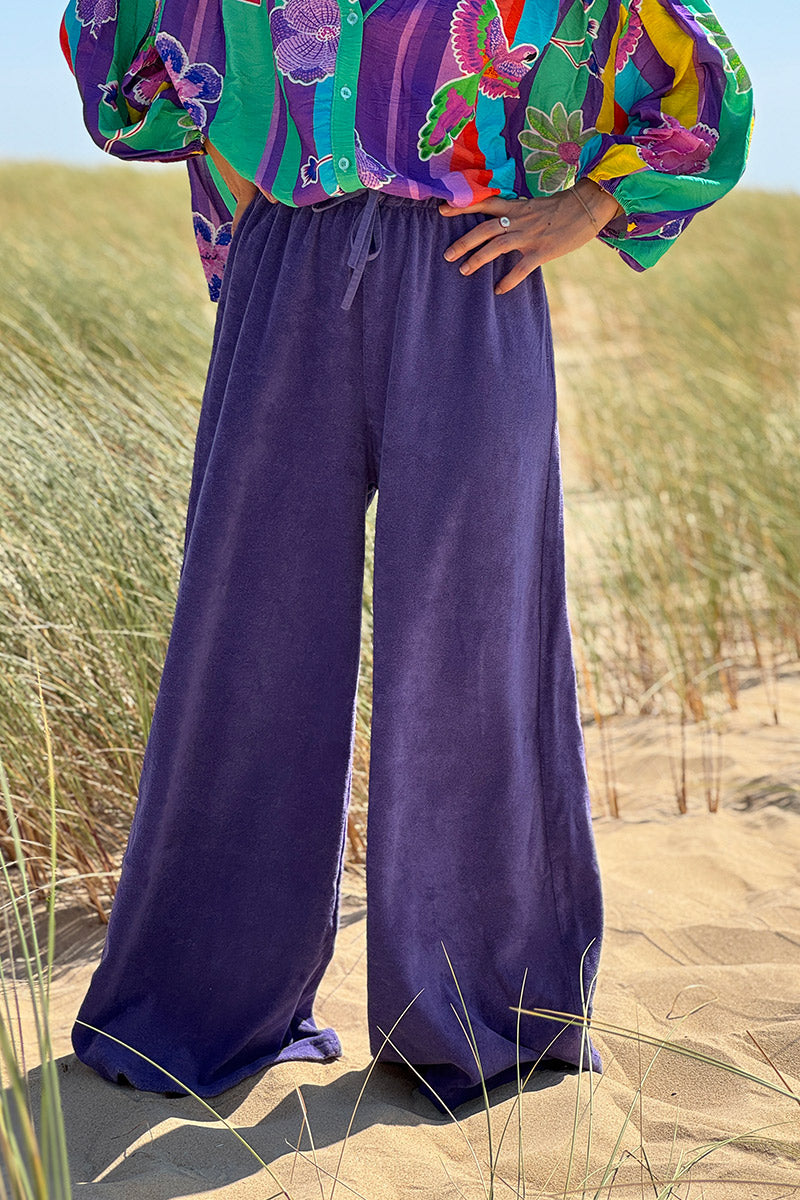 Pantalones anchos de felpa morados, cómodos y con cinturilla elástica.