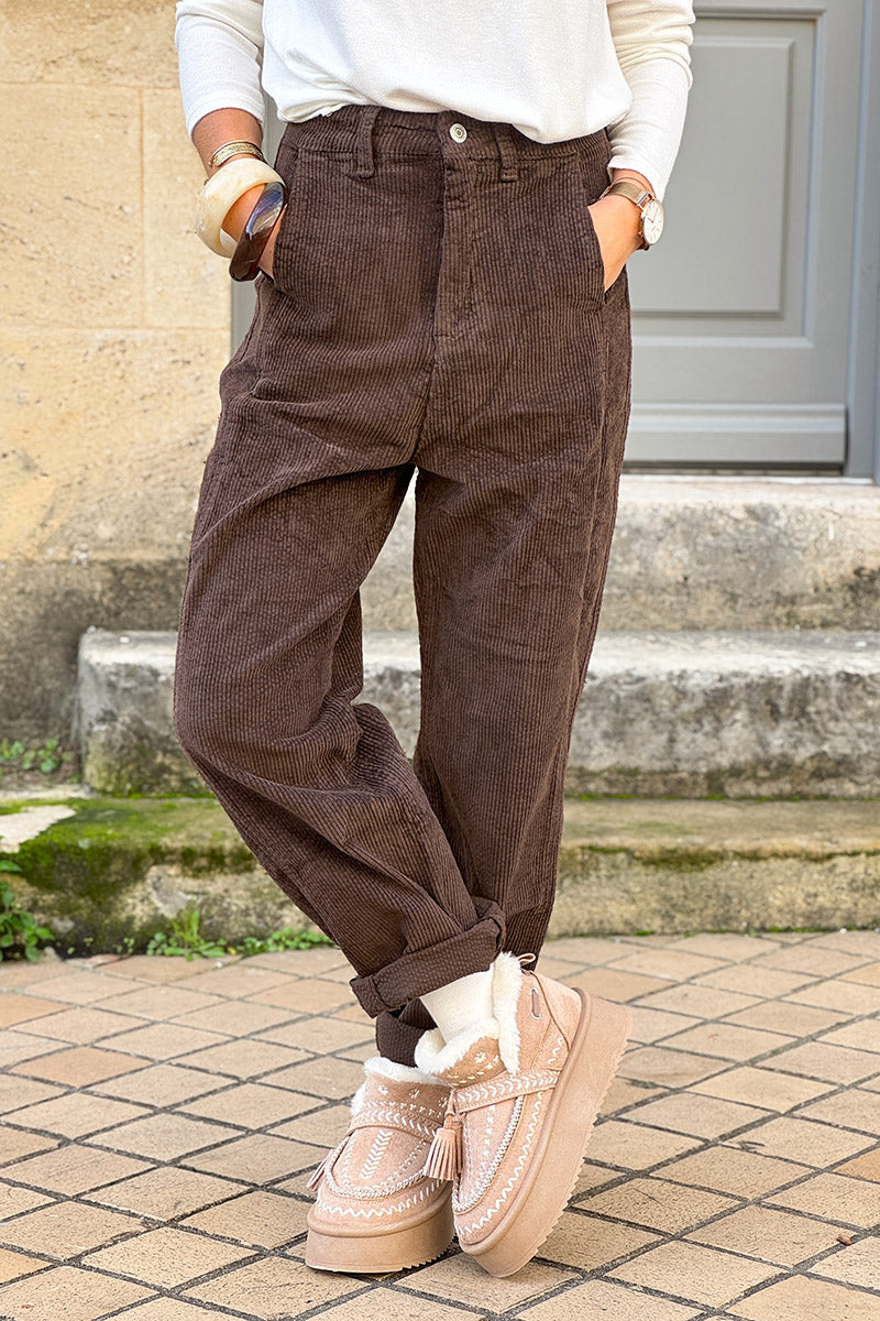 Pantalón de pana marrón, corte chino recto con pinzas