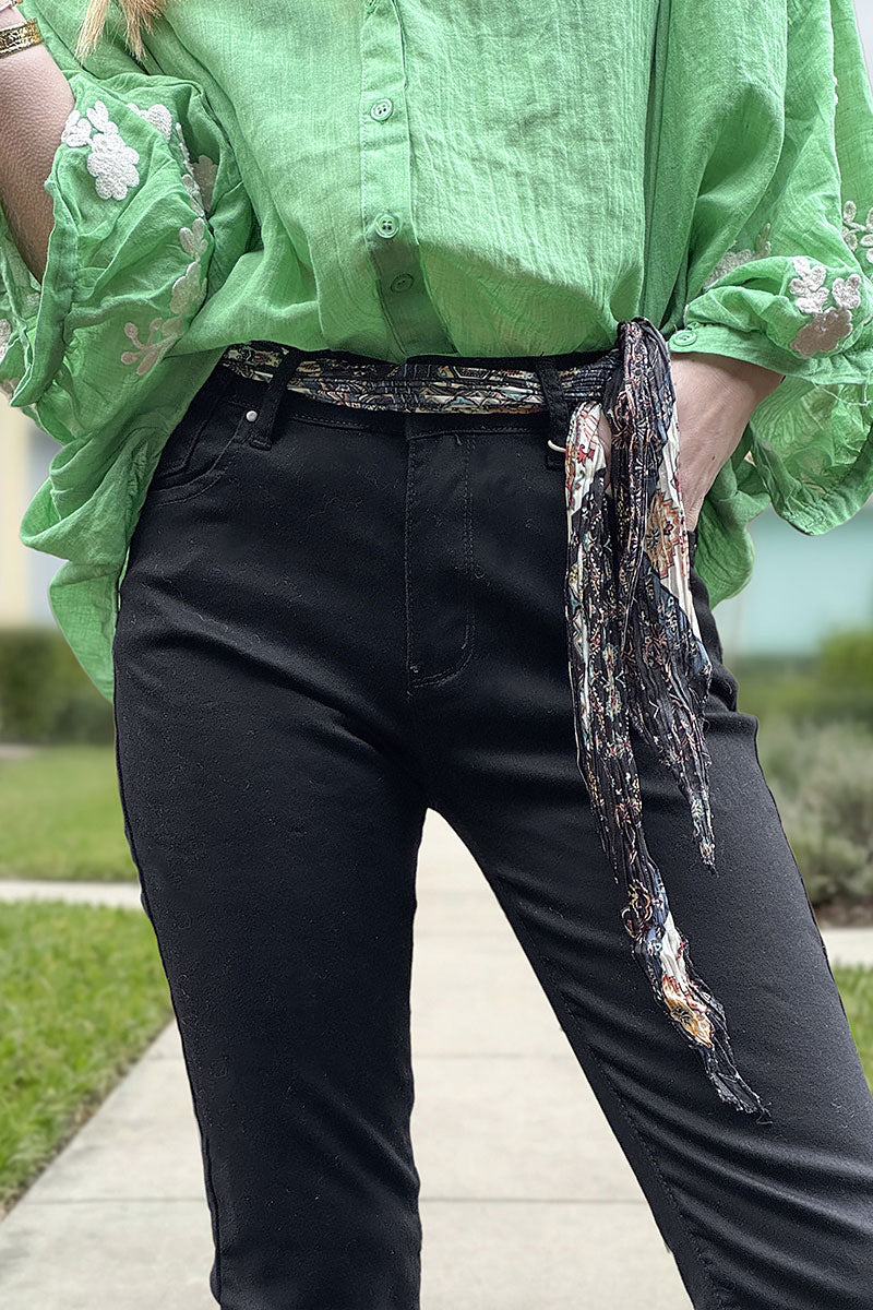 Pantalon noir coupe slim stretch ceinture foulard imprime cachemire