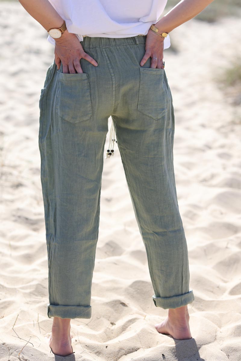 Pantalon sauge en lin souple ceinture en crochet et perles bois