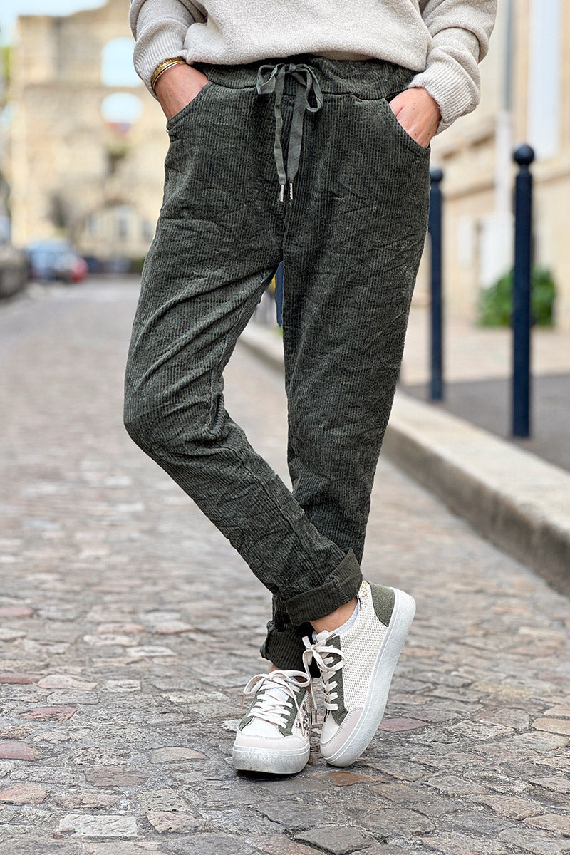 Pantalones de pana elásticos color caqui con cintura elástica.