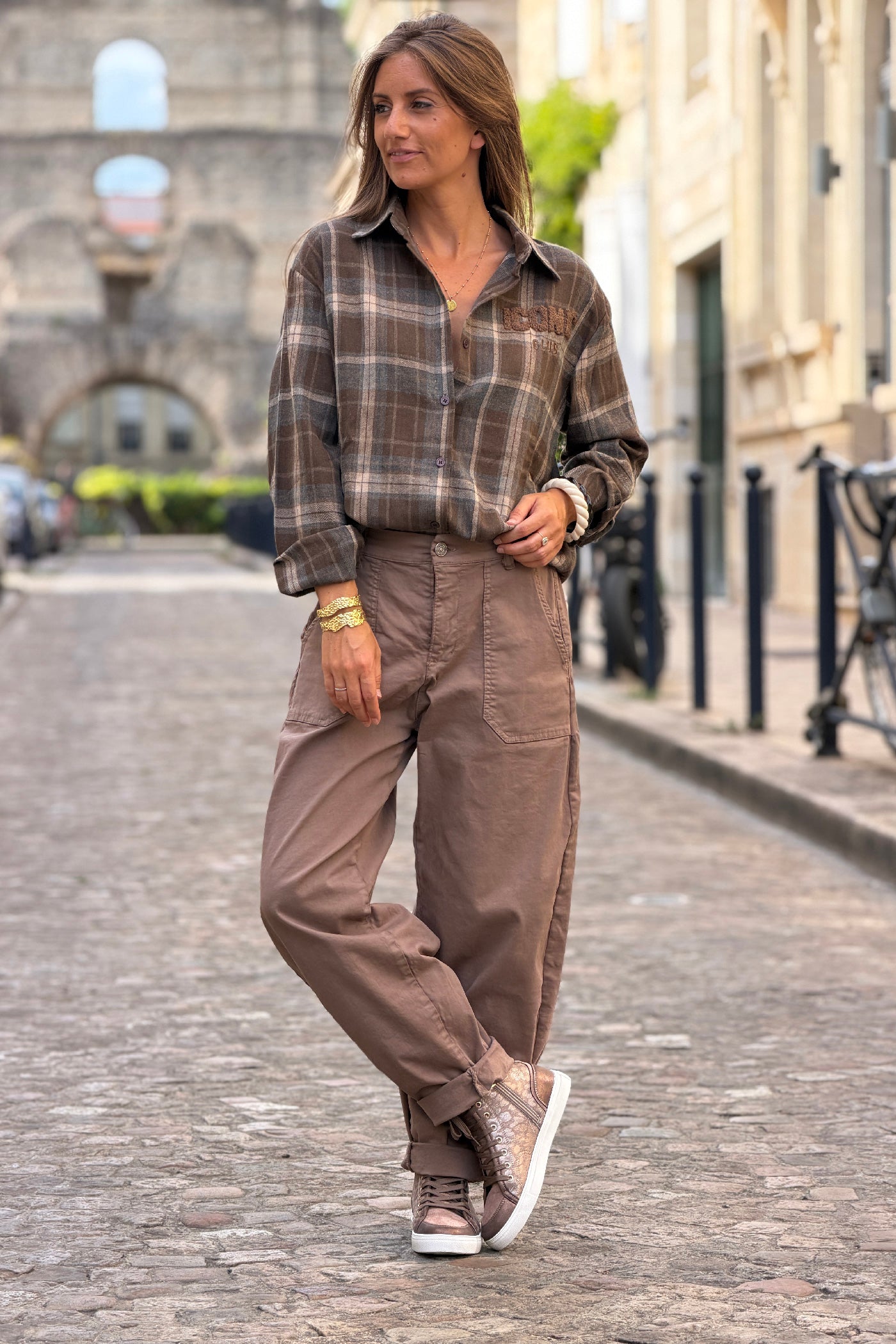 Pantalon stretch marron taupe coupe barrel grandes poches