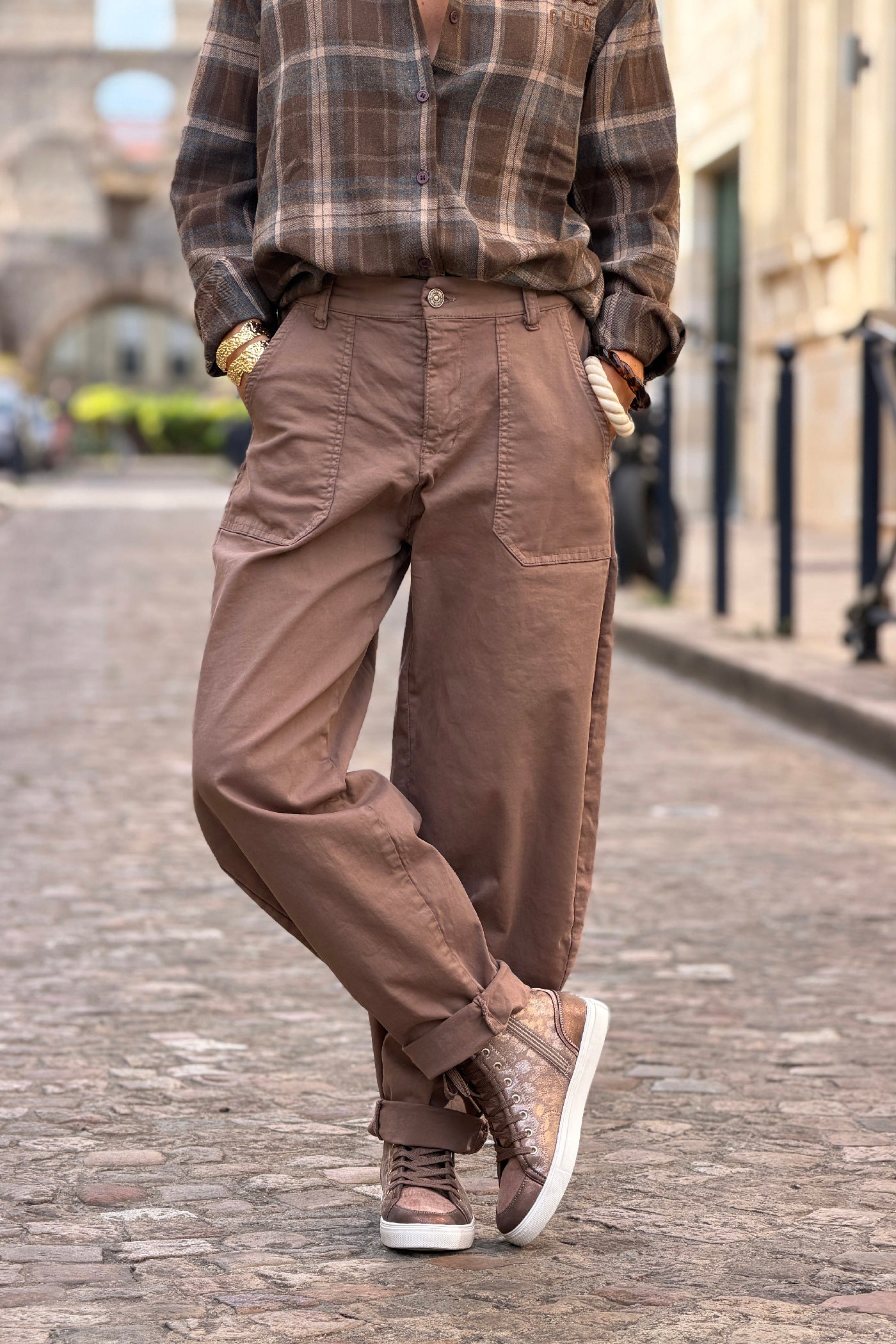 Pantalon stretch marron taupe coupe barrel grandes poches