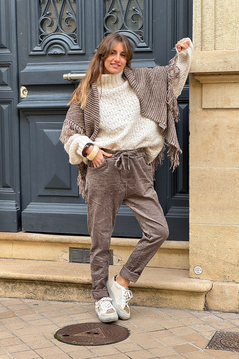 Pantalon stretch taupe et confort en velours côtelé à taille élastique