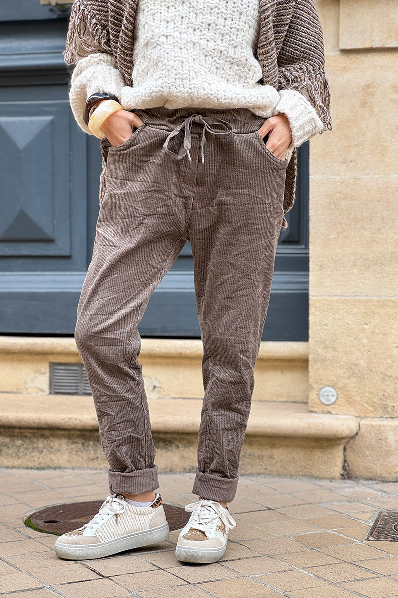 Pantalon stretch taupe et confort en velours côtelé à taille élastique