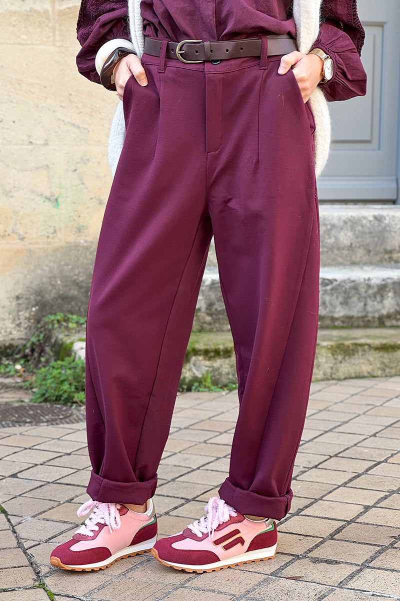 Pantalon très stretch aubergine à pinces détail couture ceinture simili