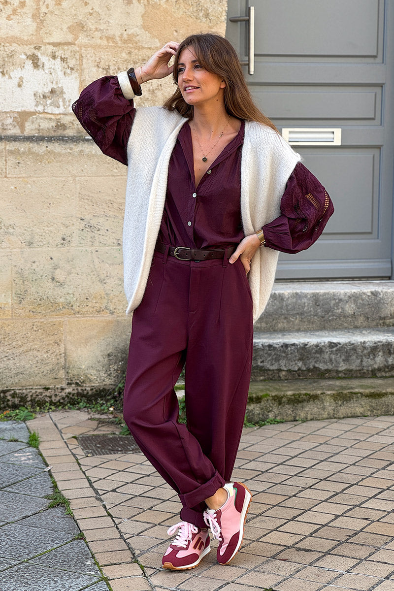 Pantalon très stretch aubergine à pinces détail couture ceinture simili