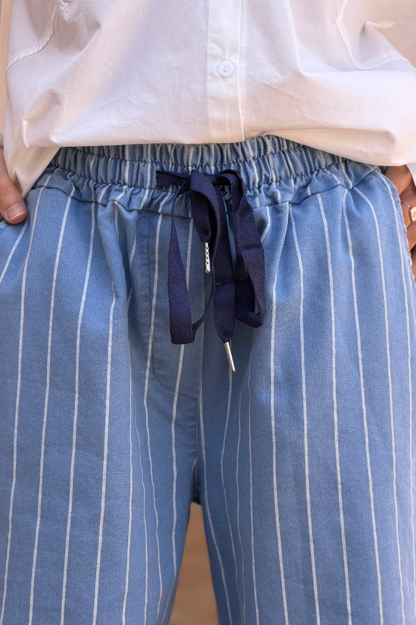 Pantalon wide leg en toile souple bleu jean à rayures blanches ceinture élastique