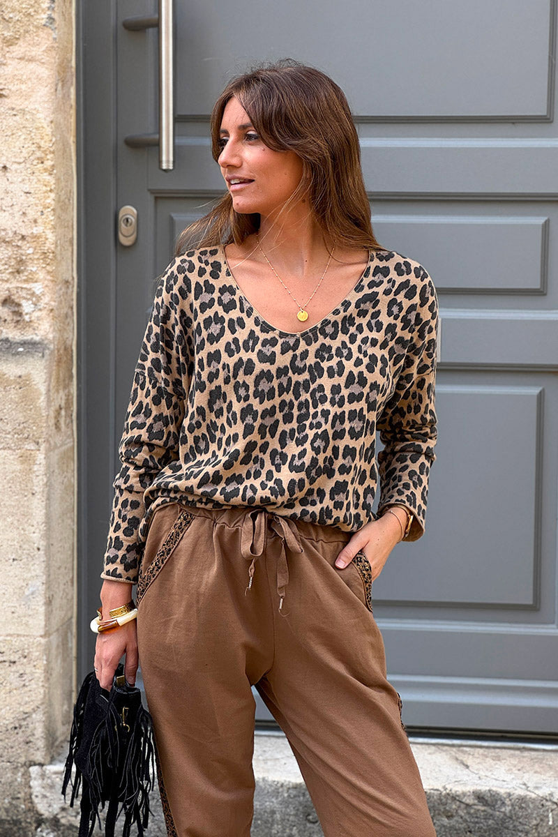 Suéter de punto de manga larga con cuello en V y estampado de leopardo color camel