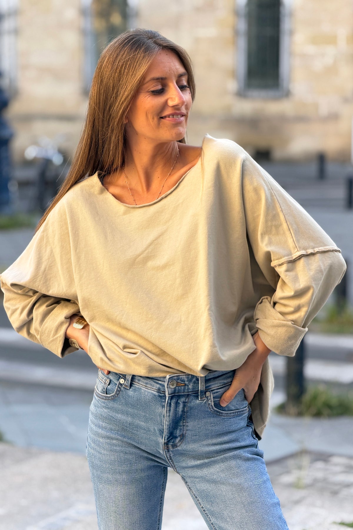 Pull beige large oversize col rond en coton stretch coutures apparentes