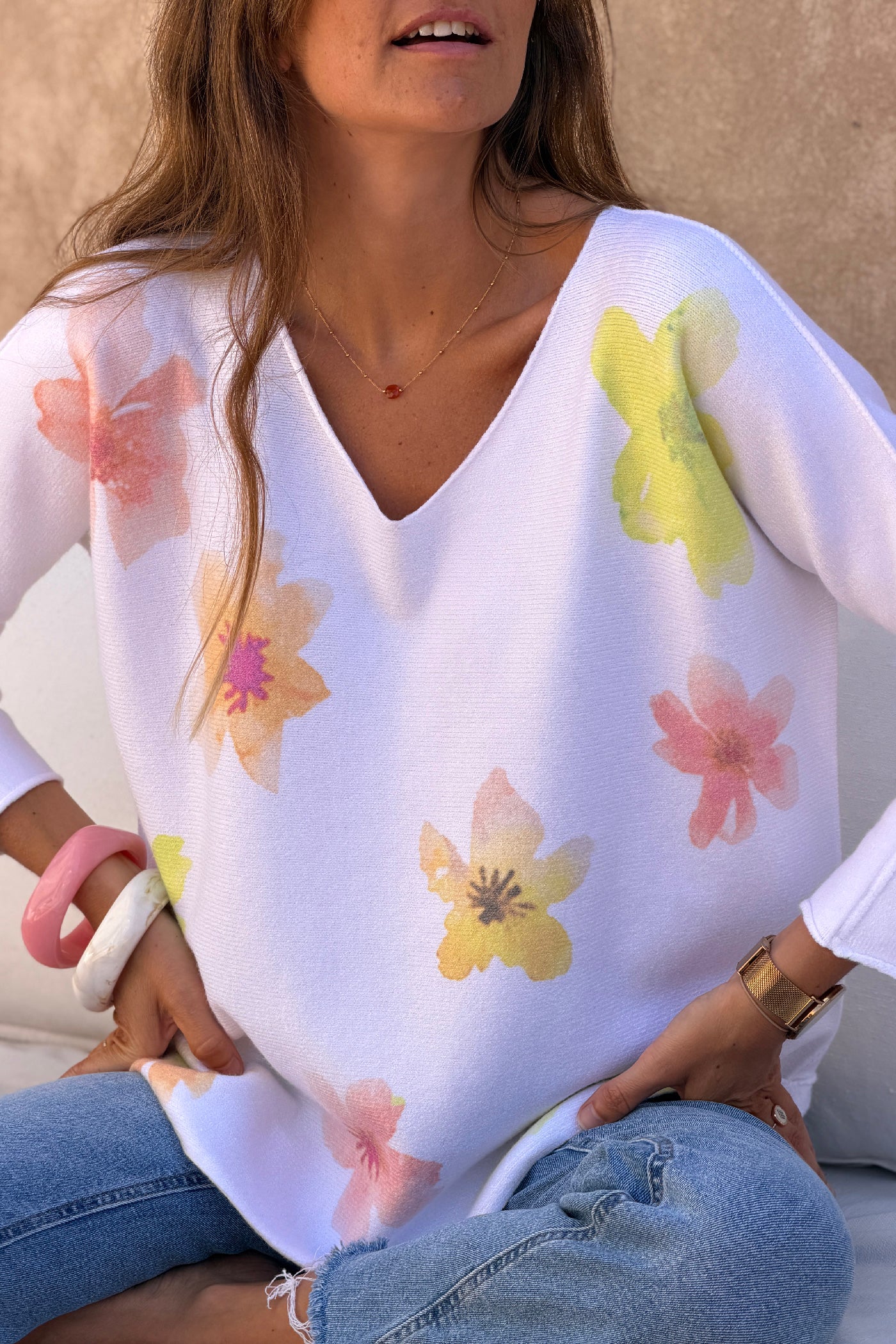 Pull blanc cassé tout doux motifs fleurs aquarelle tons orange et jaunes