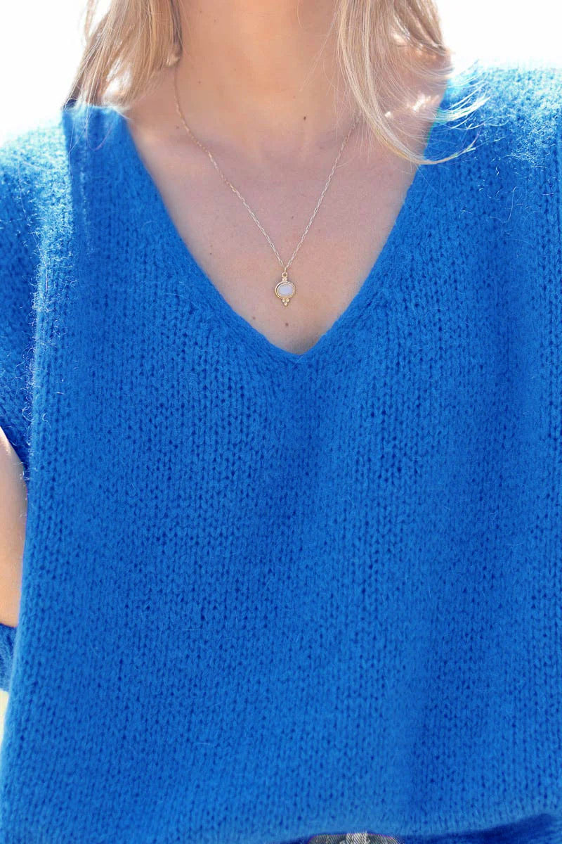 Pull bleu roi en maille col V manches chauve souris
