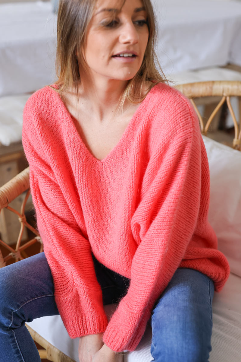 Pull corail en maille col v manches chauve souris