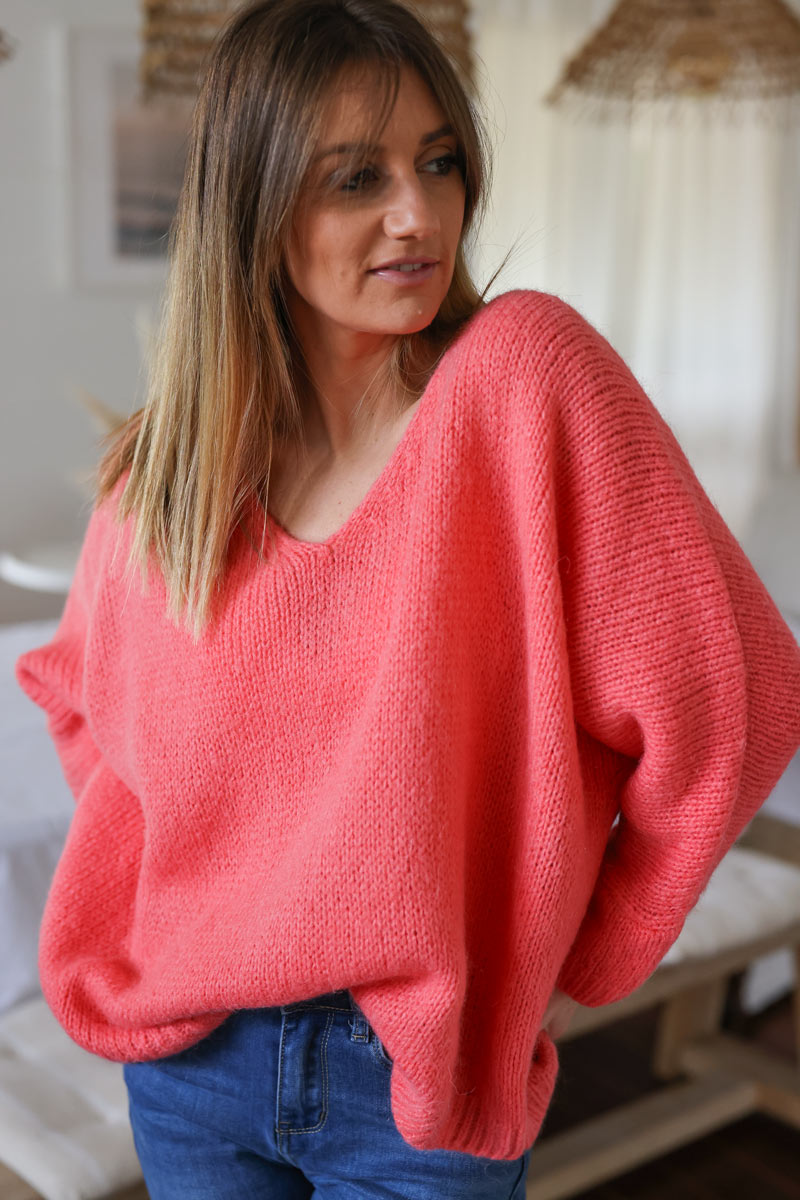 Pull corail en maille col v manches chauve souris
