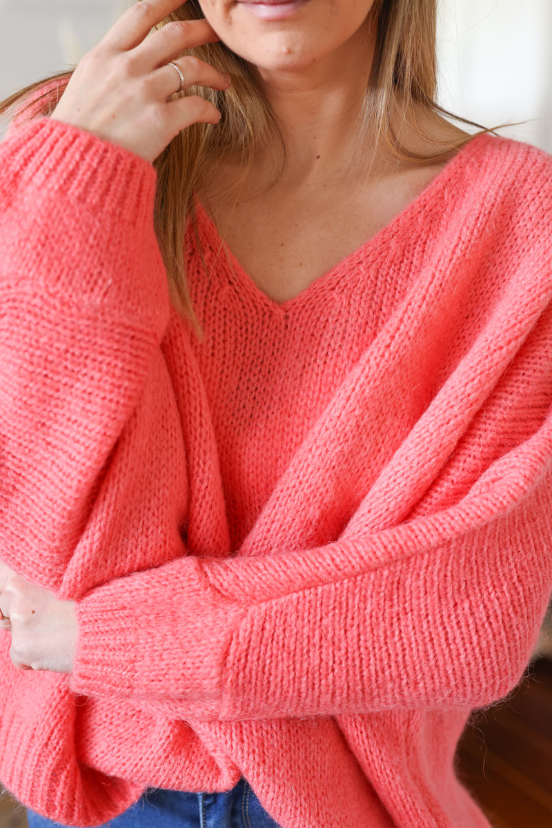 Pull corail en maille col v manches chauve souris