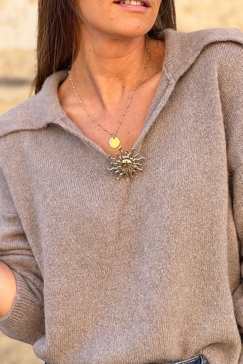 Suéter suave y esponjoso de alpaca bebé color topo con cuello de broche de sol dorado