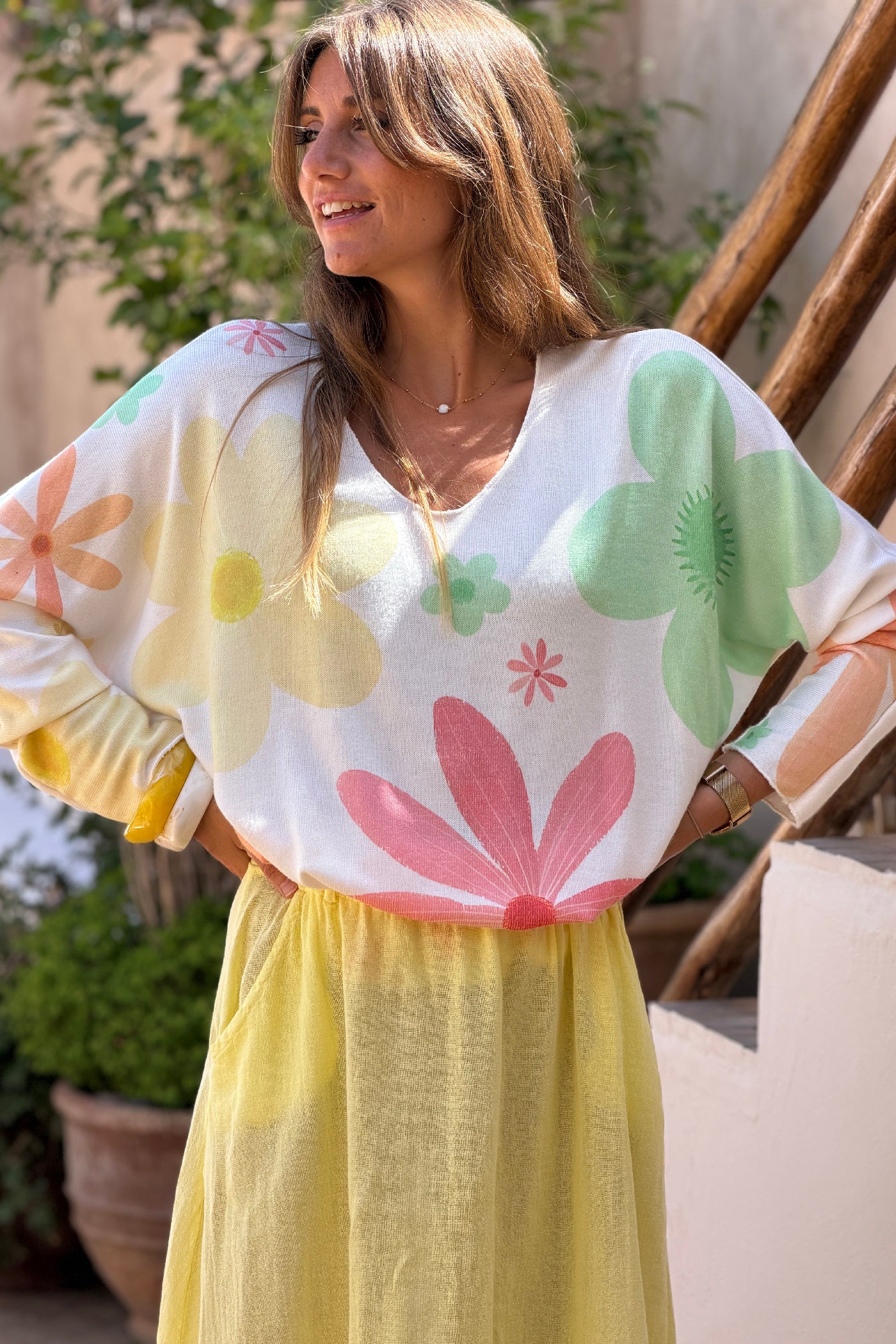 Pull doux petite maille écru motifs fleurs colorées printemps pastel