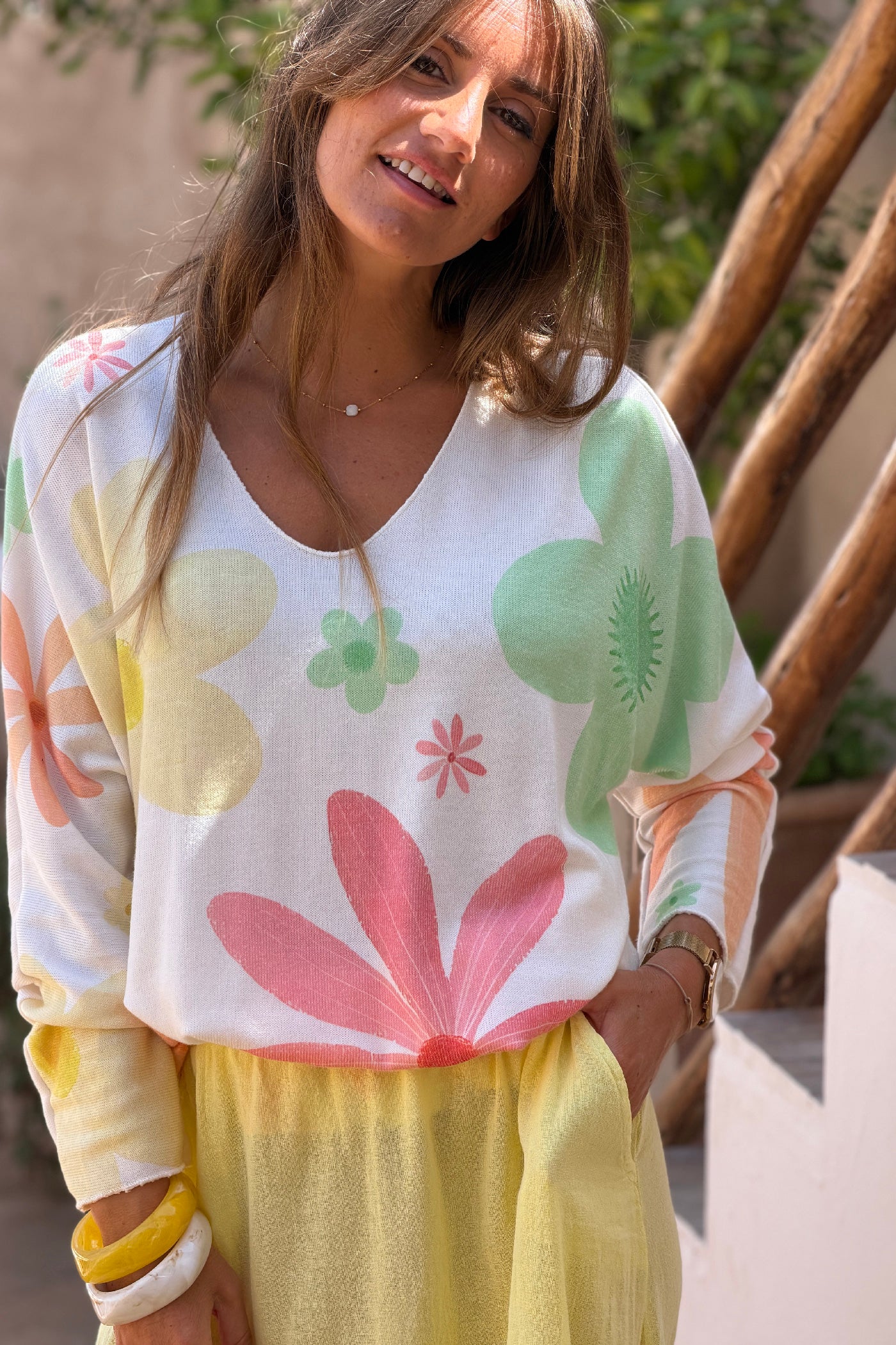 Pull doux petite maille écru motifs fleurs colorées printemps pastel