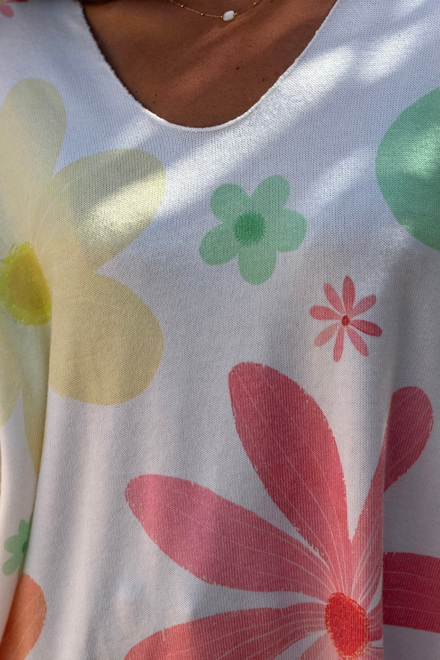 Pull doux petite maille écru motifs fleurs colorées printemps pastel