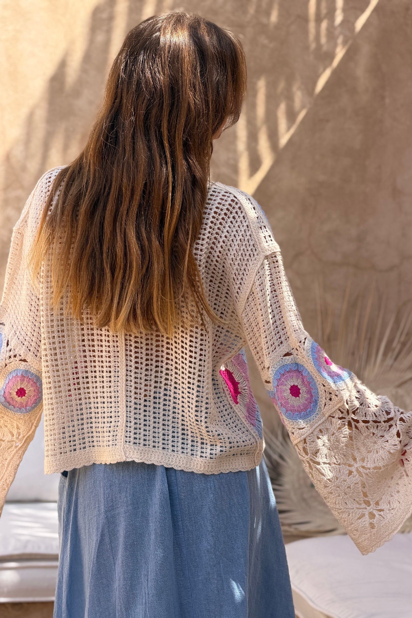 Pull en crochet broderie rosace bleu rose et fuchsia
