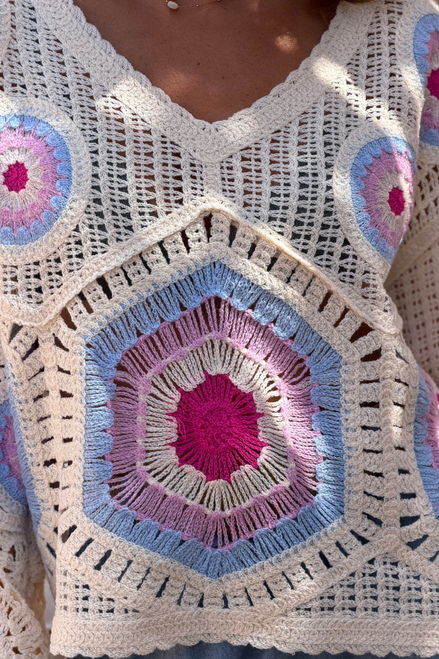 Pull en crochet broderie rosace bleu rose et fuchsia