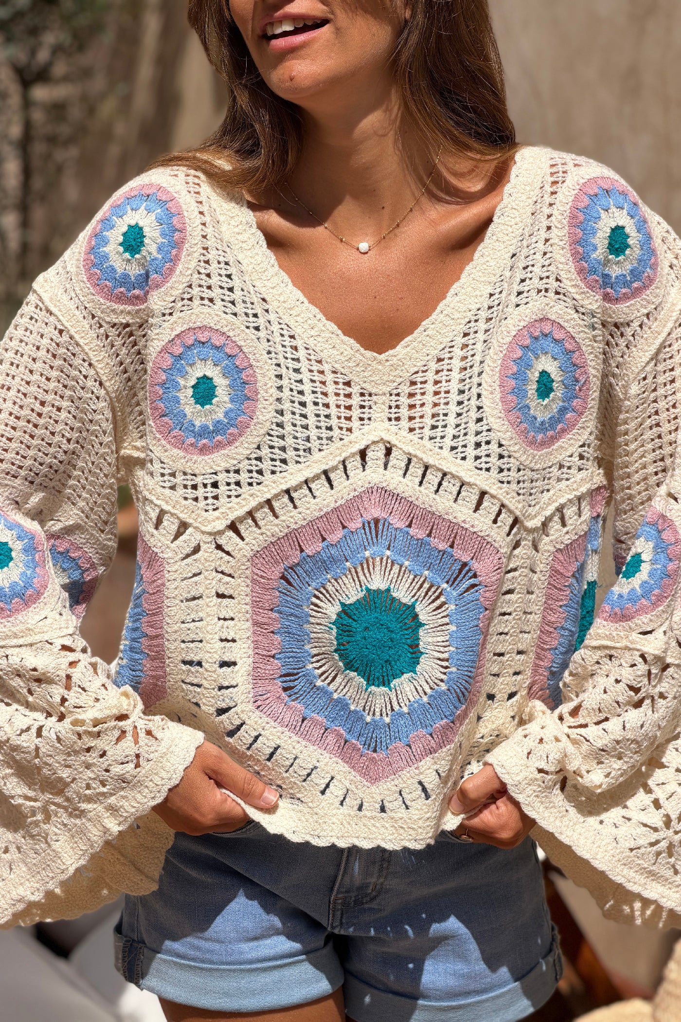 Pull en crochet broderie rosace bleu rose et vert
