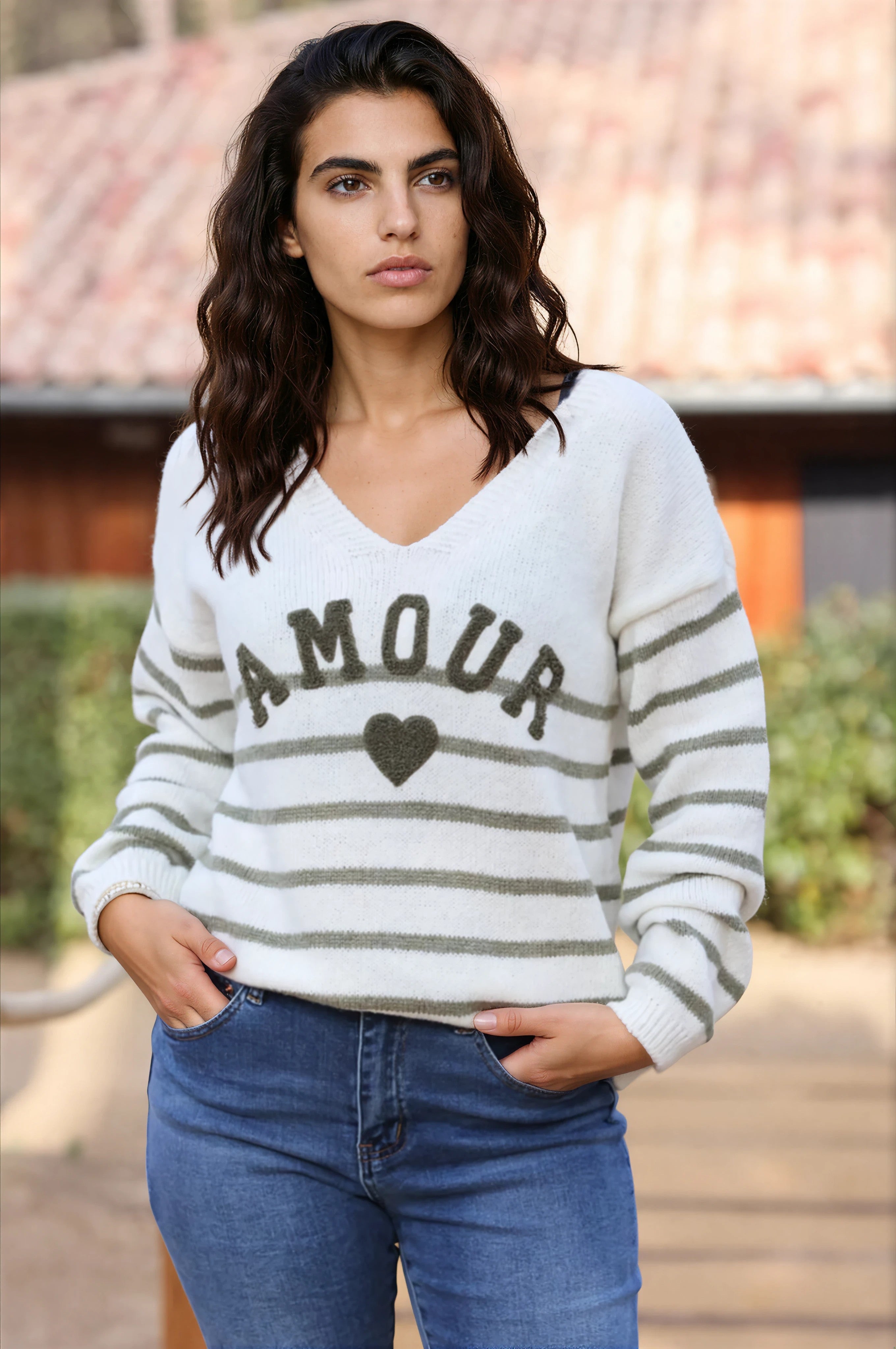 Pull en maille blanc cassé à rayures style marinière col v Amour bouclettes kaki