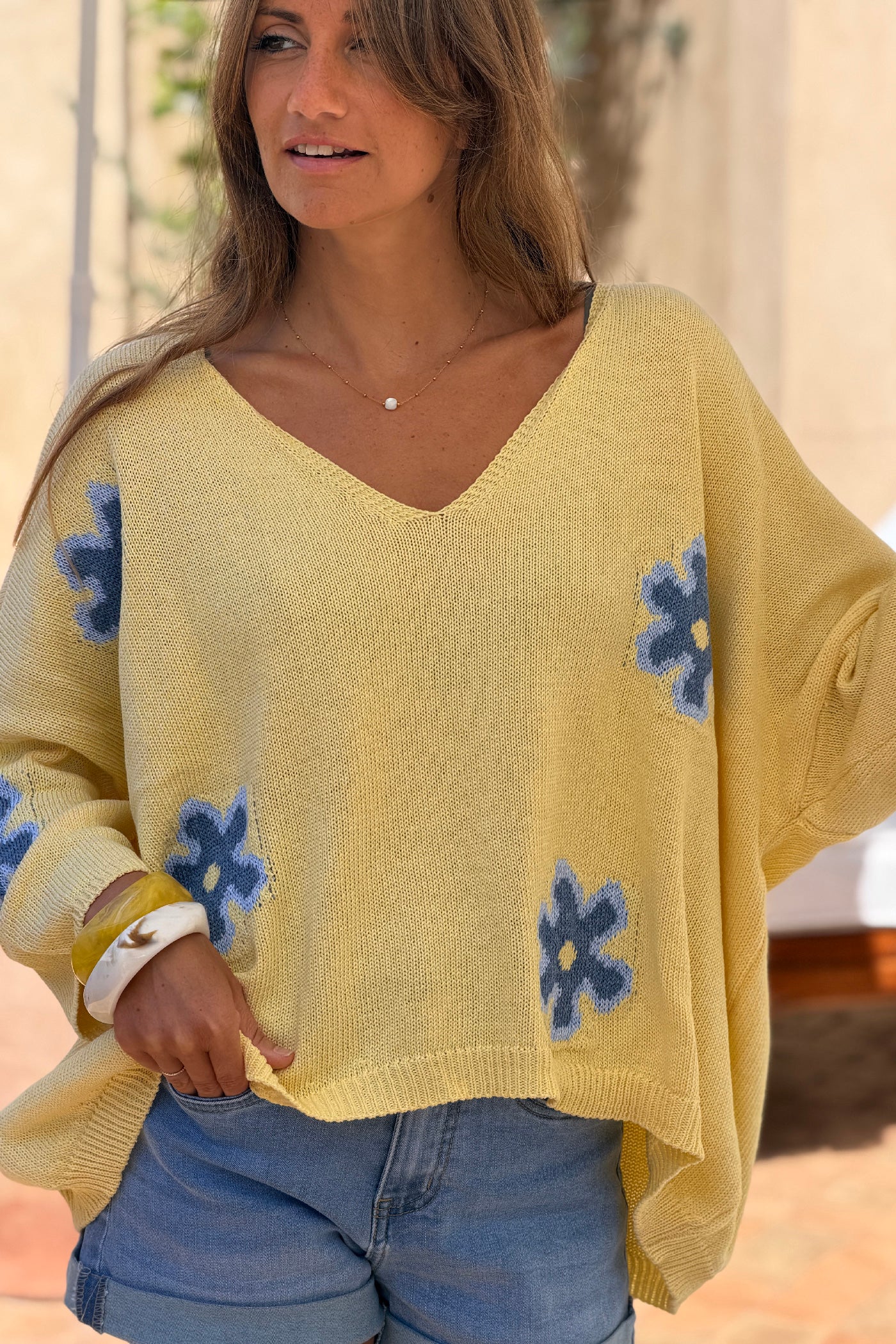 Pull en maille coton jaune motif fleurs marguerites dégradées bleu