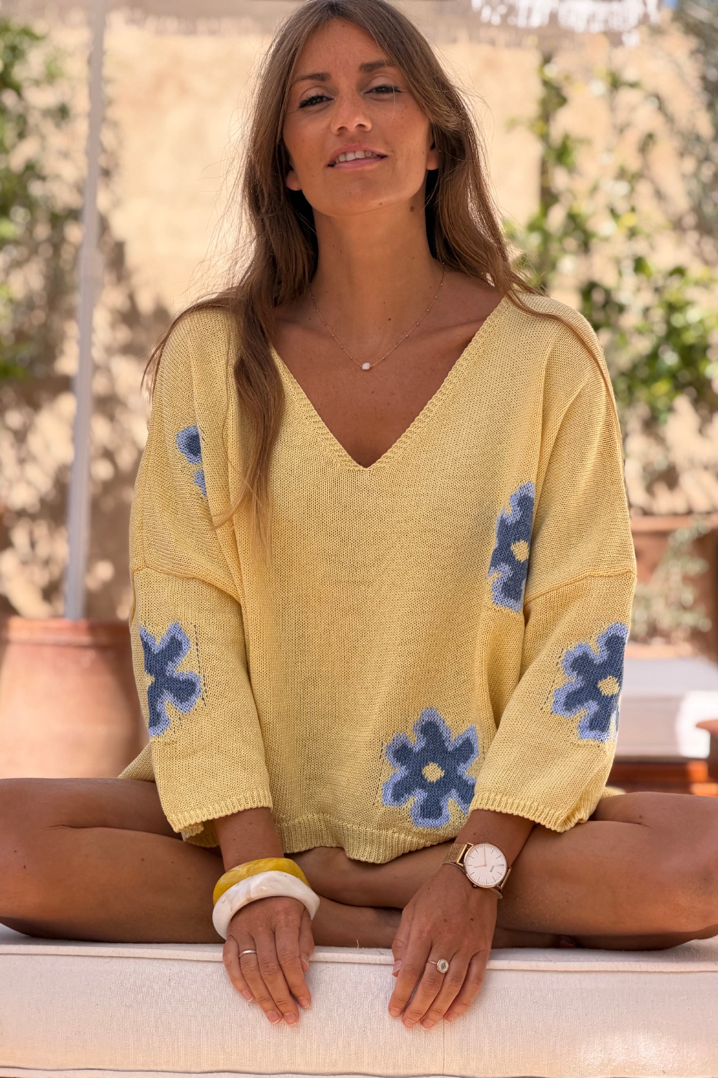 Pull en maille coton jaune motif fleurs marguerites dégradées bleu