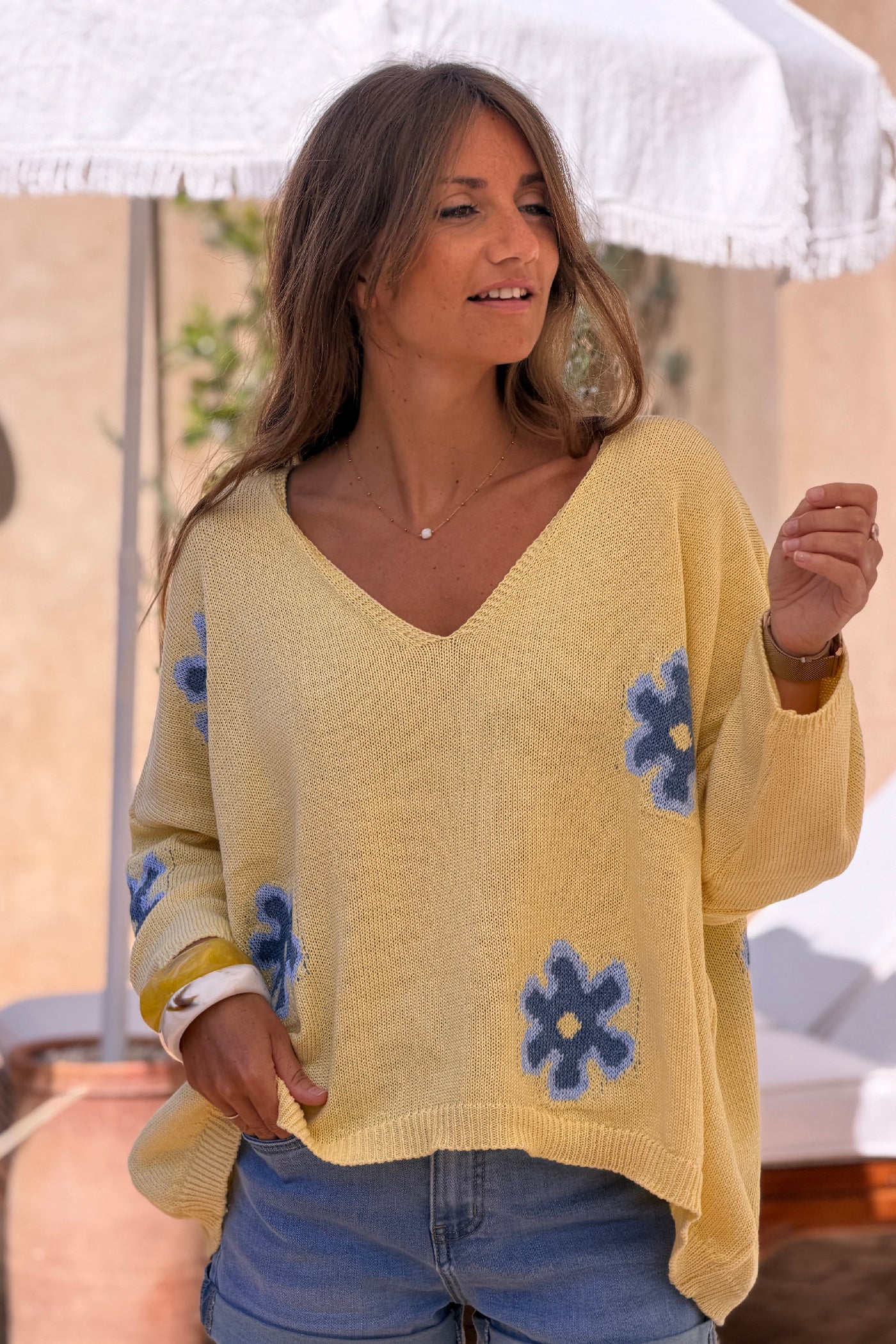 Pull en maille coton jaune motif fleurs marguerites dégradées bleu