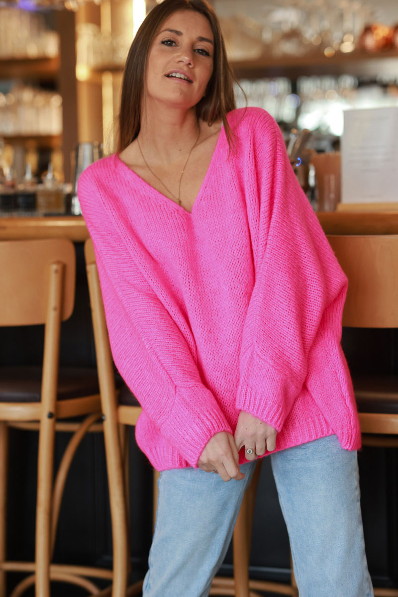 Pull fuchsia fluo en maille col v manches chauve souris