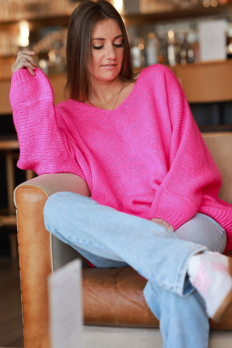 Pull fuchsia fluo en maille col v manches chauve souris