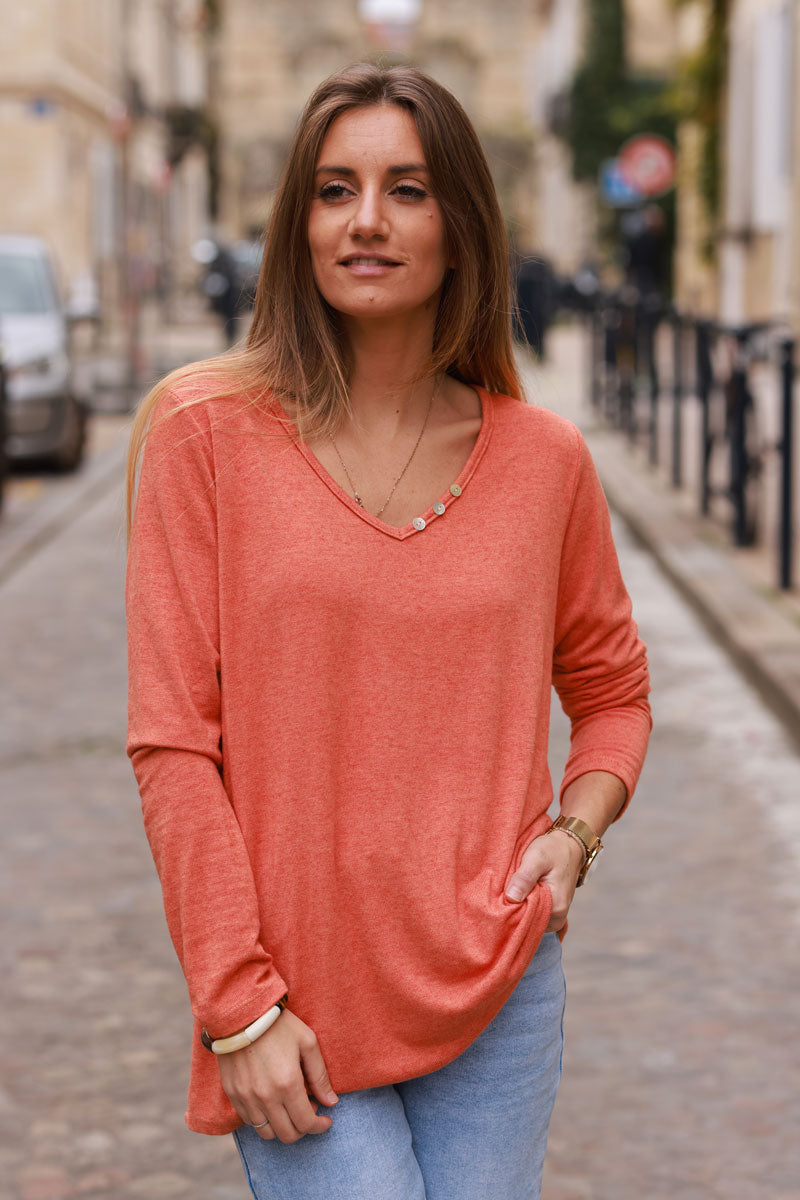 Jersey de punto ladrillo suave con cuello de pico y botones pequeños