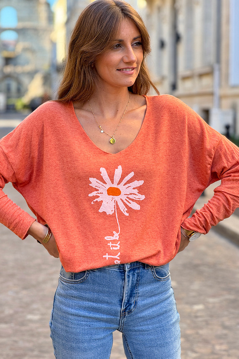 Suéter de punto suave color naranja con estampado de margaritas. Déjalo ser.