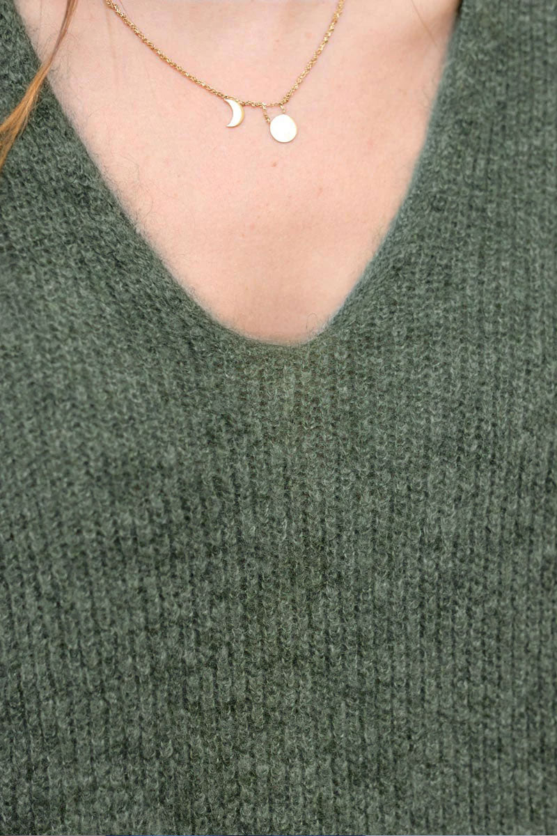 Suéter caqui de cuello en V, de punto fino y corte ajustado.