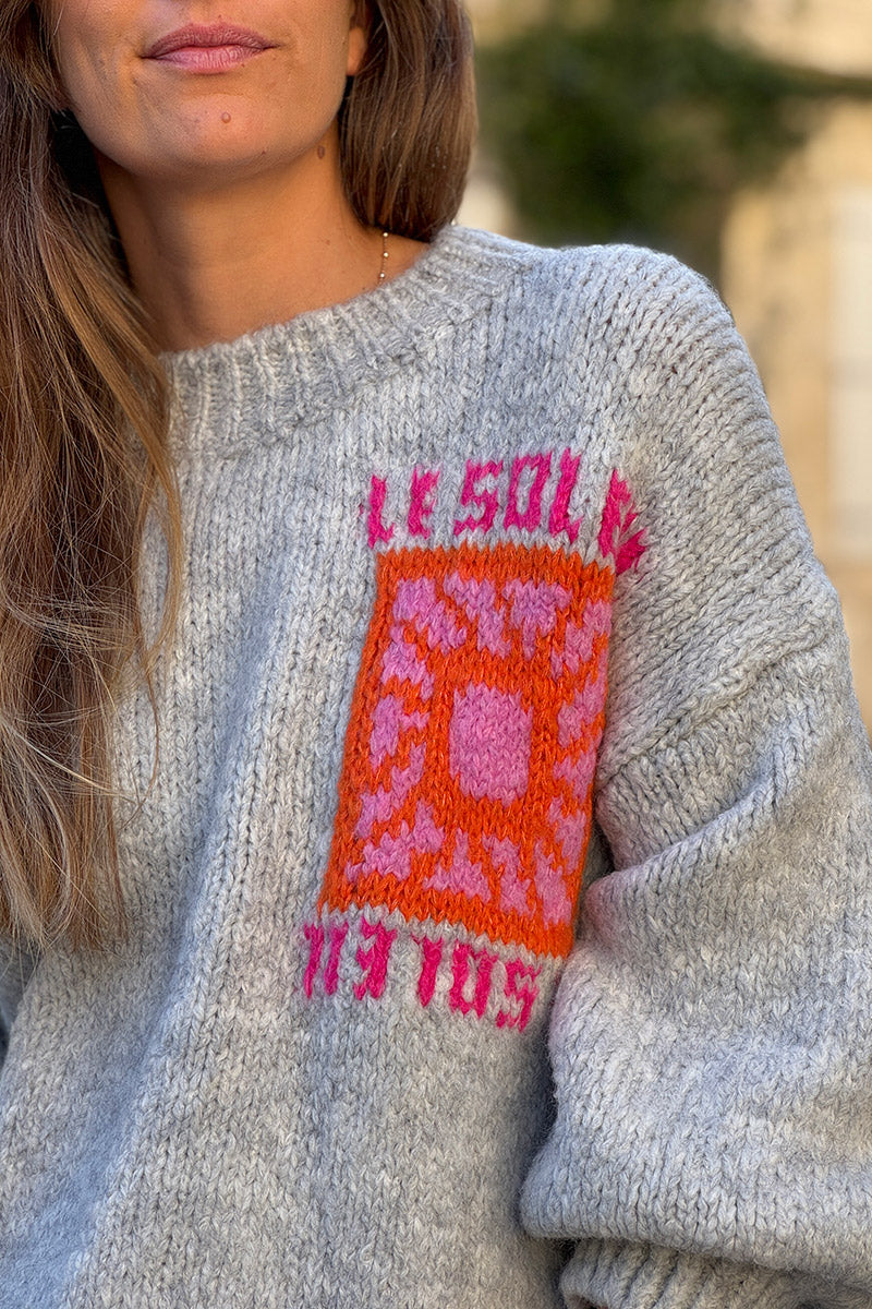 Pull loose gris clair chiné en grosse maille broderie Le Soleil coloré