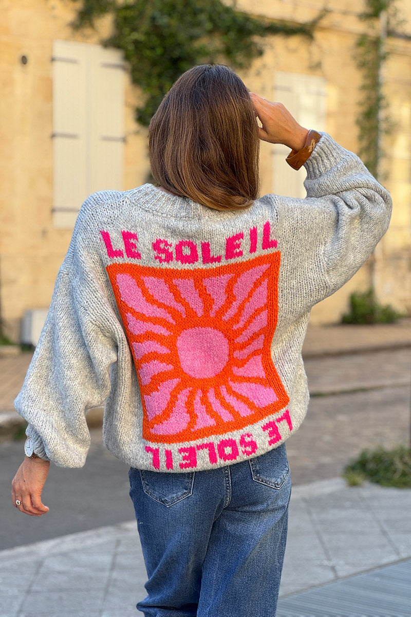 Pull loose gris clair chiné en grosse maille broderie Le Soleil coloré