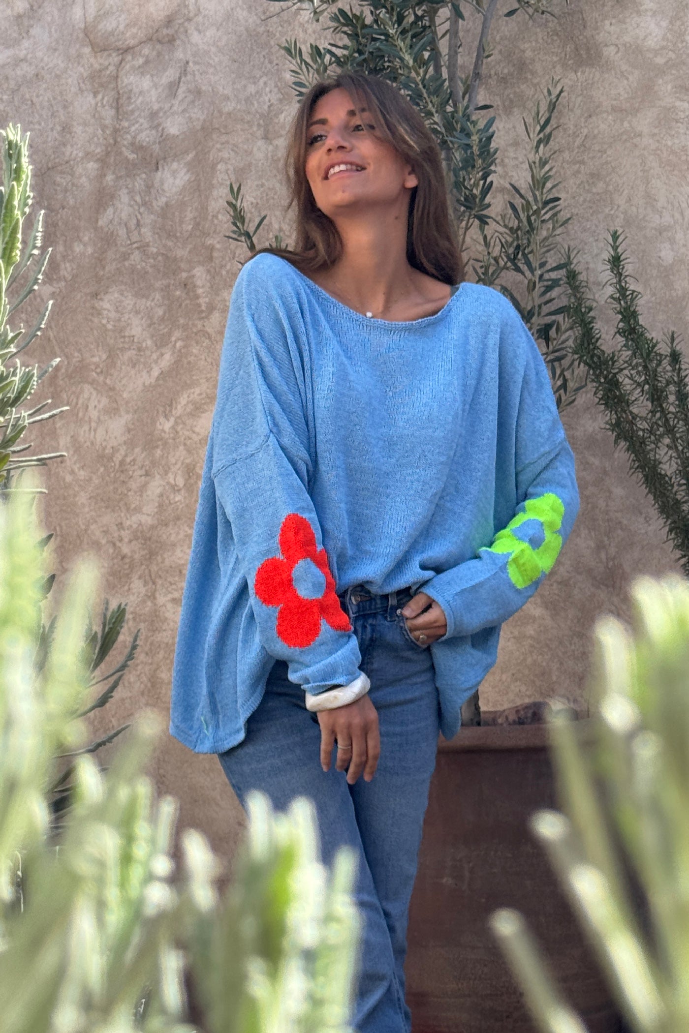 Pull maille bleu coton col bateau fleurs colorées