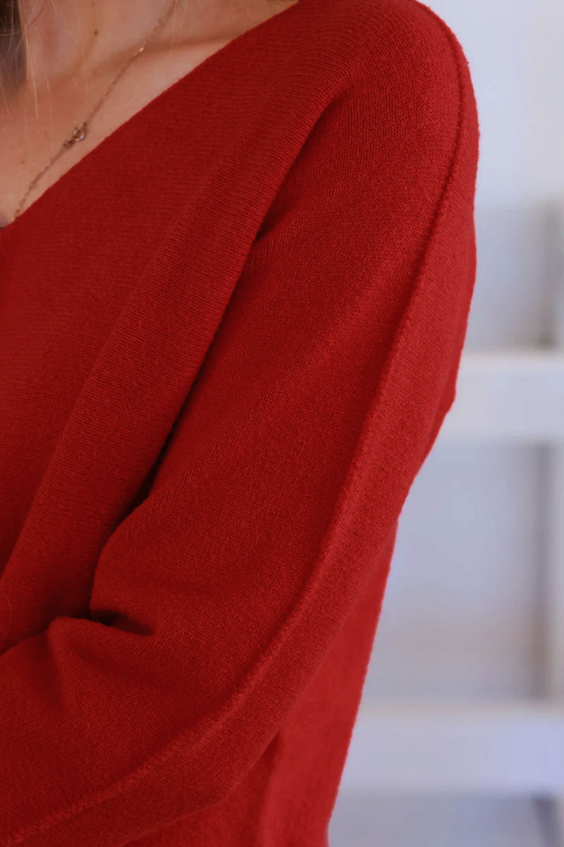 Suéter rojo suave y esponjoso con cuello en V
