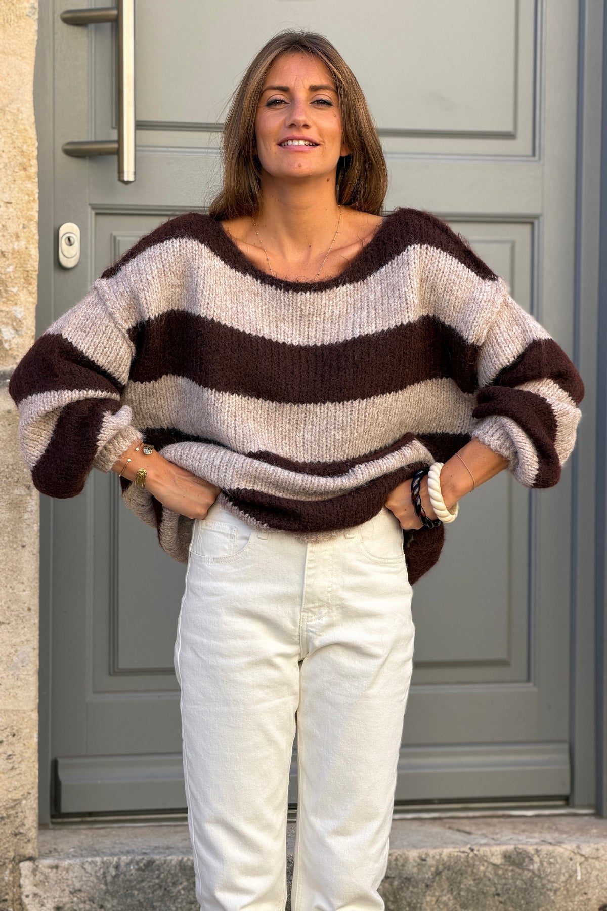 Pull moelleux en grosse maille rayures taupe et marron col bateau